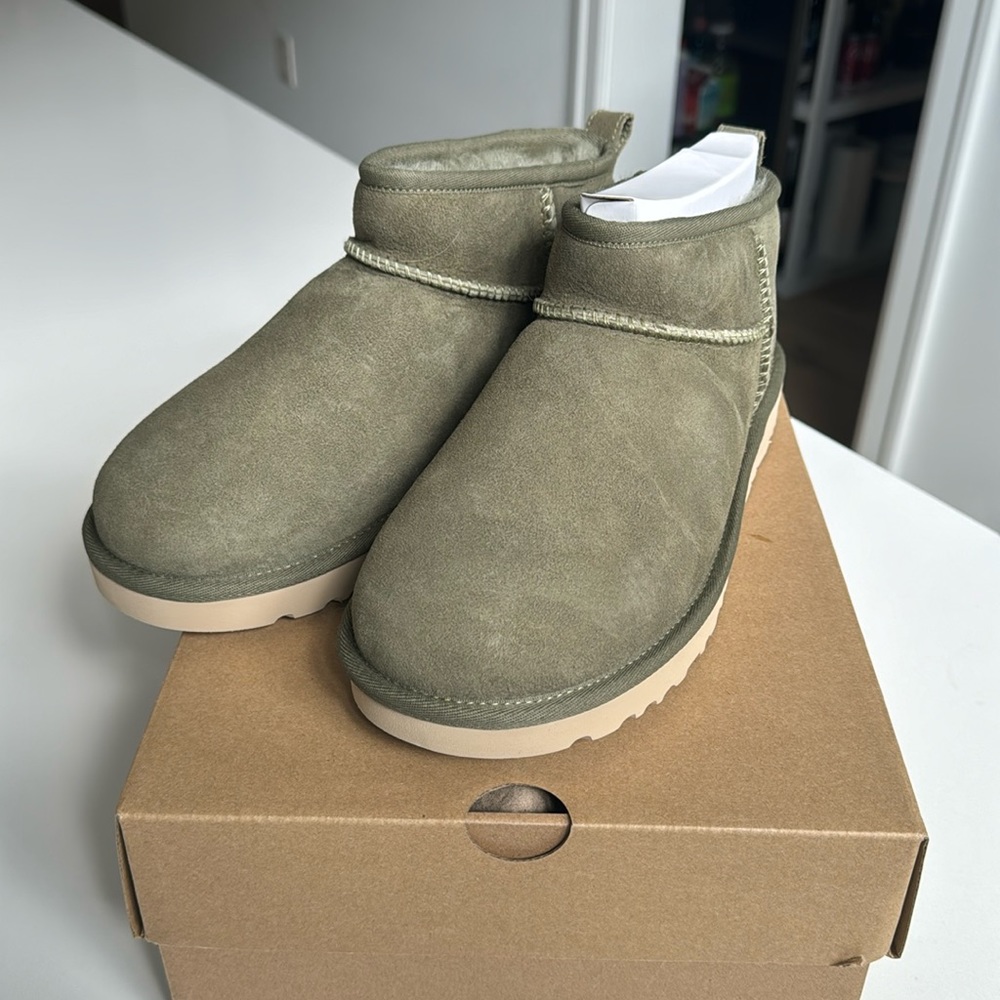 NWT classic ultra mini UGG, olive